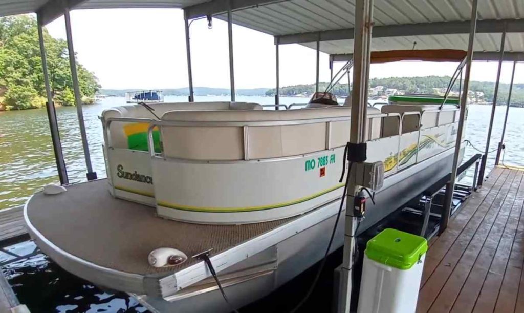 LOTO Lift LT storing a pontoon boat at Lake of the Ozarks